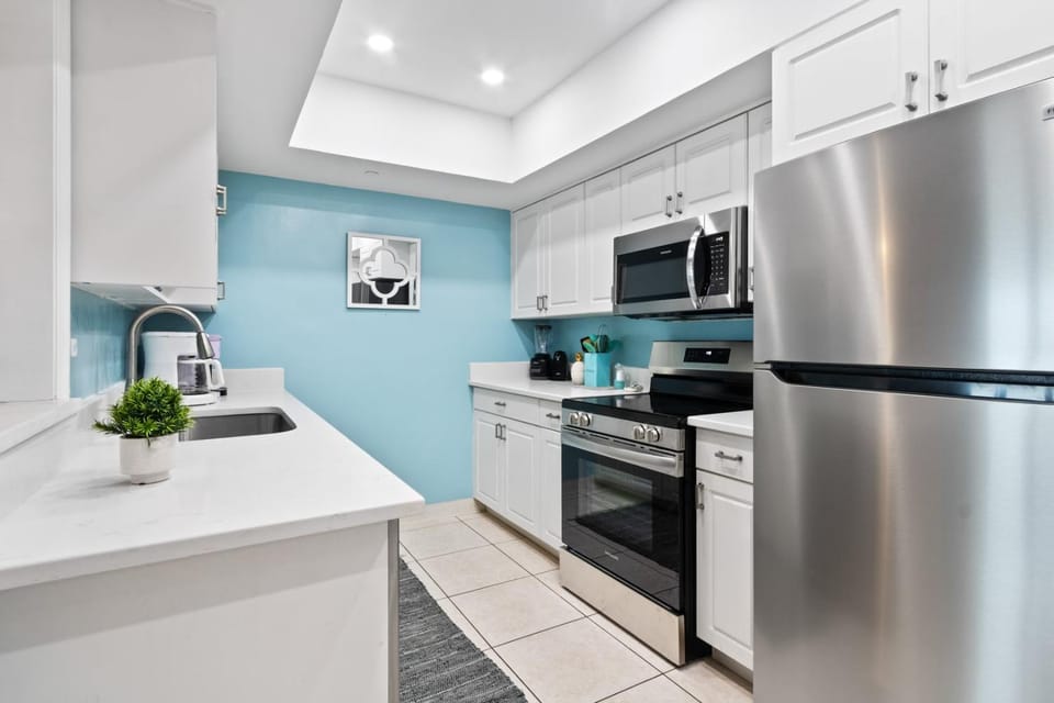 Coffee/tea facilities, Kitchen or kitchenette, dishwasher, microwave, oven, stove