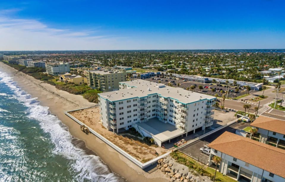 Property building, Nearby landmark, Day, Neighbourhood, Bird's eye view, Beach, City view, Sea view, Street view, Location