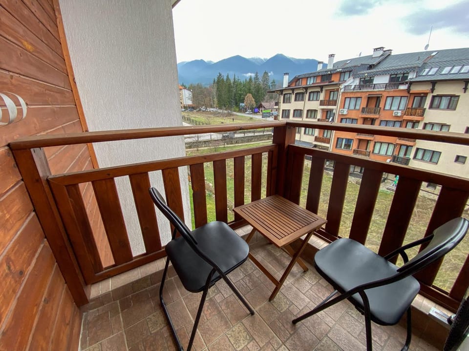 Natural landscape, Balcony/Terrace, Dining area, Mountain view