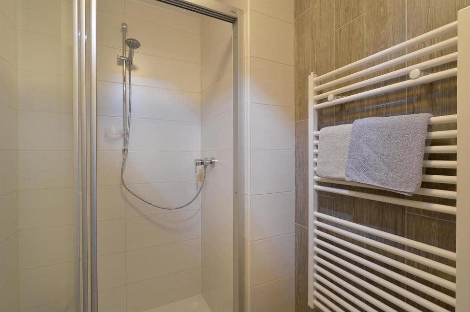 Shower, Bathroom, towels
