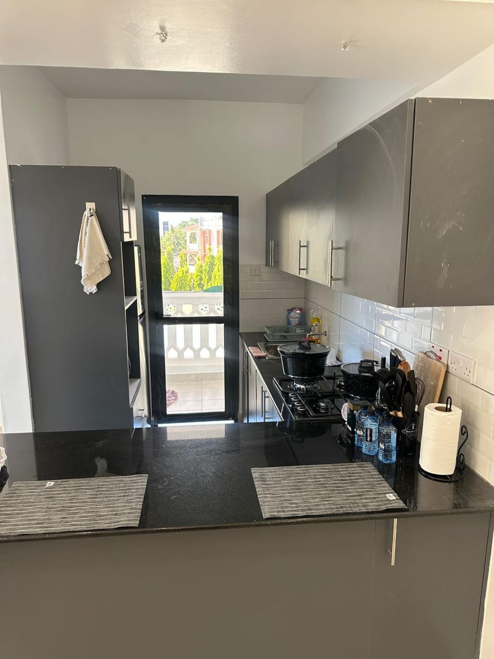 Kitchen or kitchenette, minibar