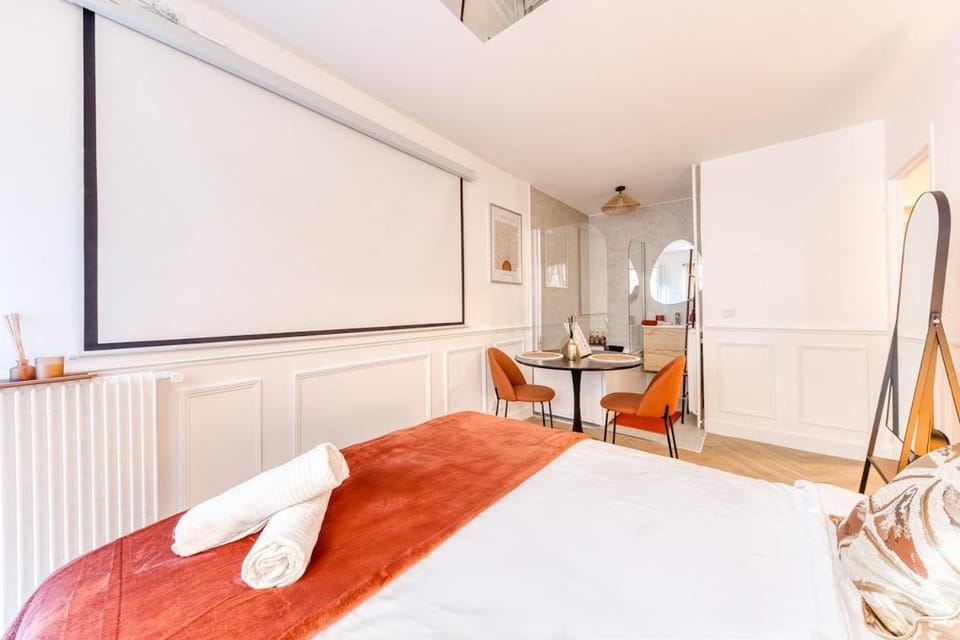 Sienna Velvet Room - Balneo & Cinema - Ligne 9 Apartment in Paris