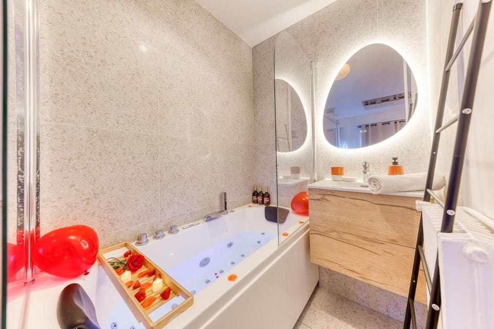Sienna Velvet Room - Balneo & Cinema - Ligne 9 Apartment in Paris
