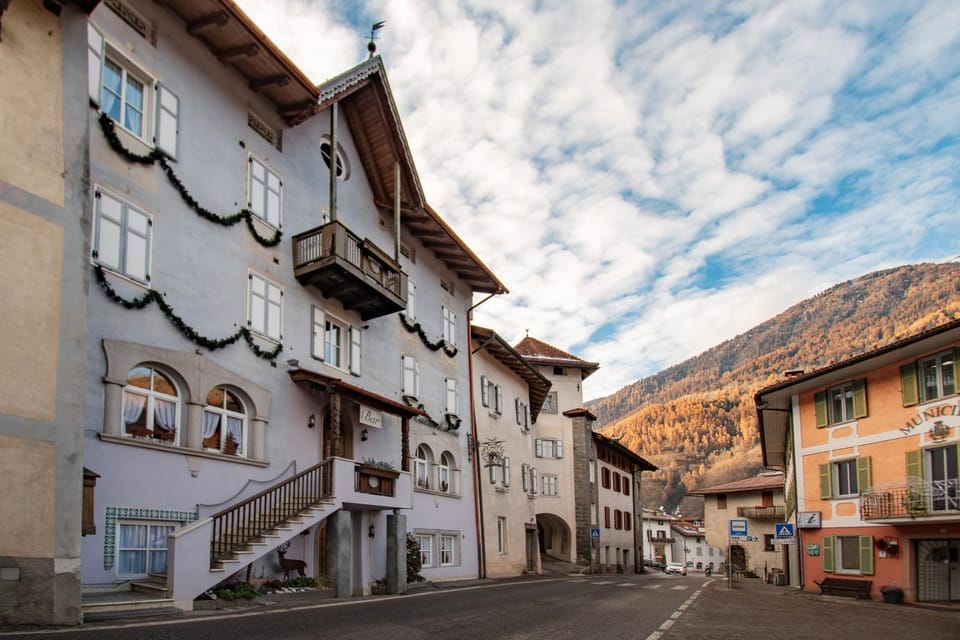 Property building, Day, Neighbourhood, Natural landscape, Mountain view, Street view, Location, Parking