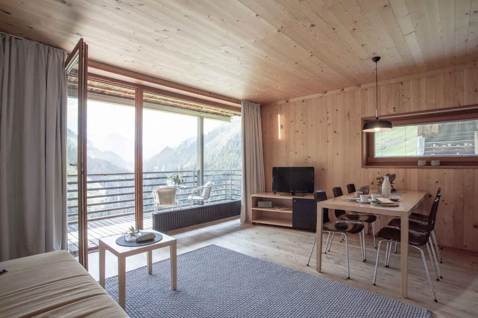 Natural landscape, TV and multimedia, Living room, Seating area, Dining area