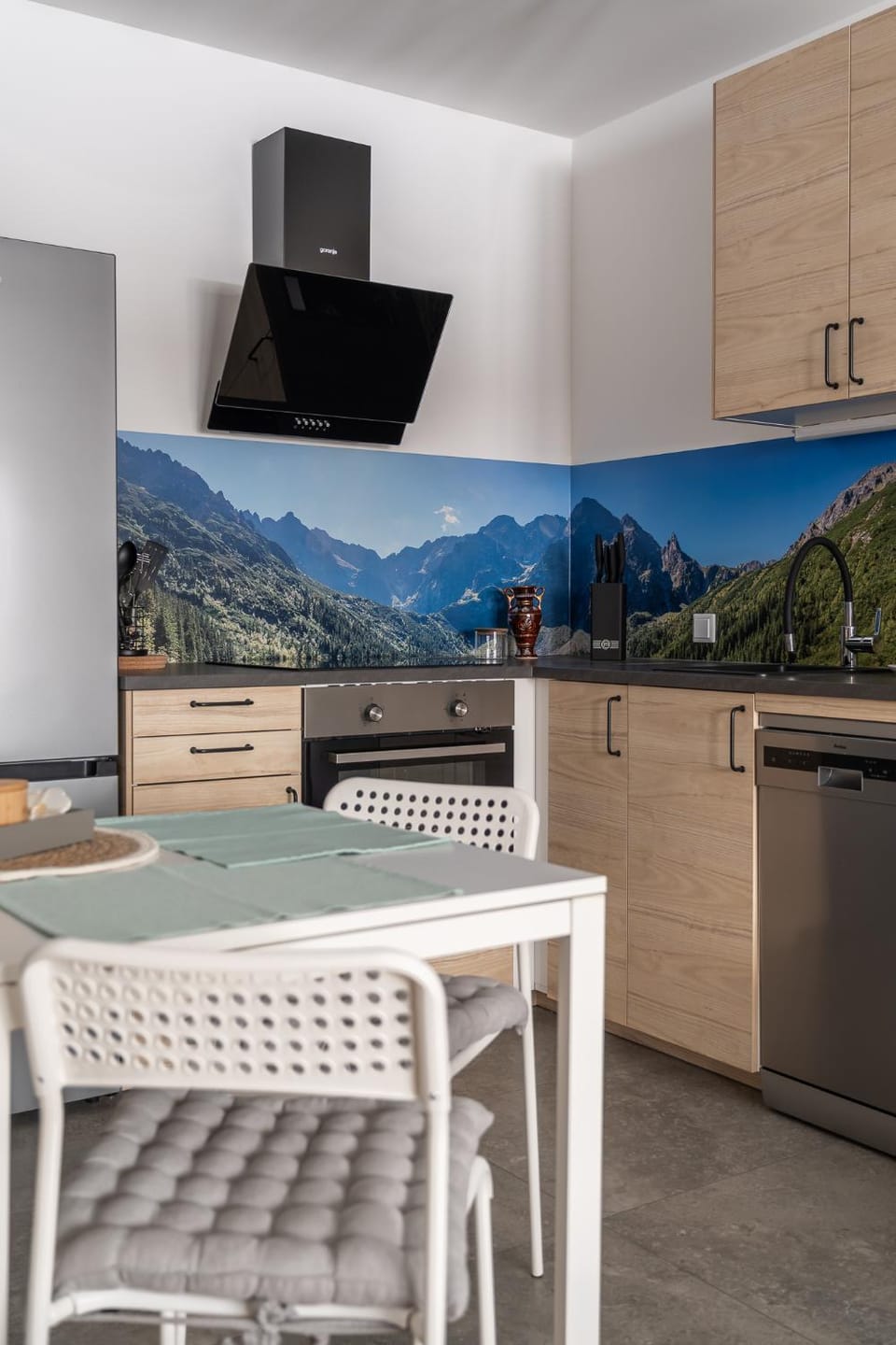Kitchen or kitchenette, Dining area