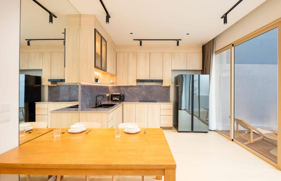 Restaurant/places to eat, microwave, kitchen, air conditioner