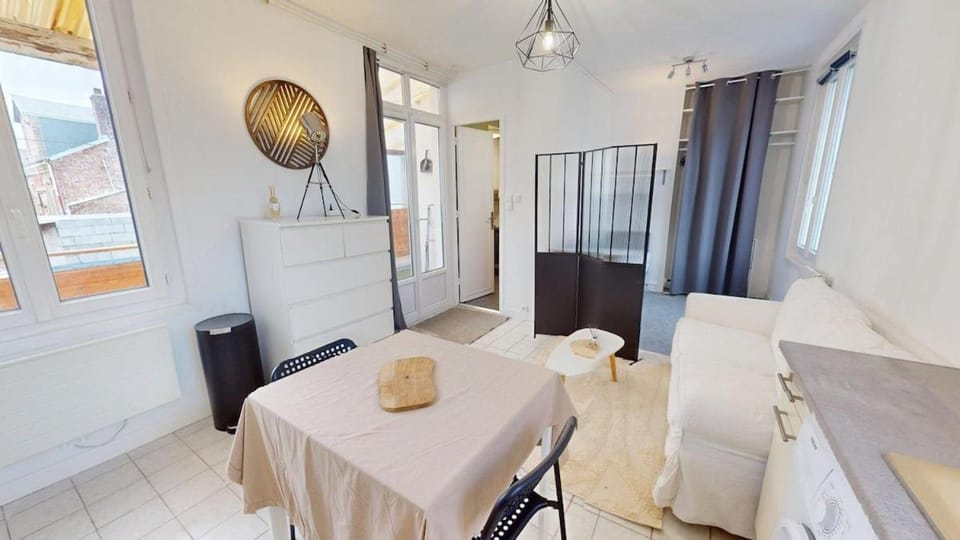 Nice studio with terrace on Rue Bourdaloue Apartment in Le Havre