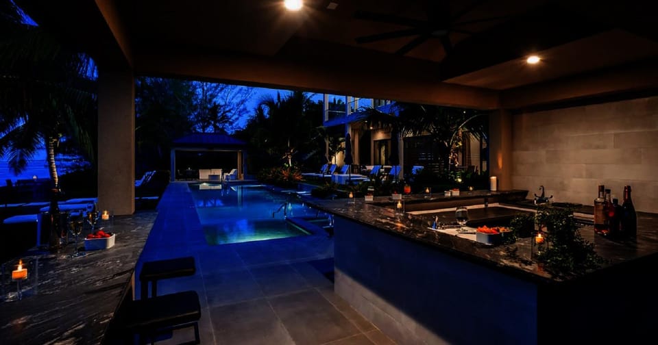 Night, BBQ facilities, Hot Tub, Pool view, Swimming pool, Swimming pool, sunbed