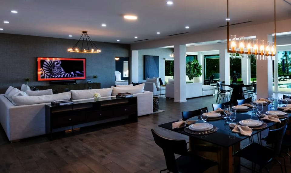 Communal lounge/ TV room, TV and multimedia, Living room, Seating area, Dining area