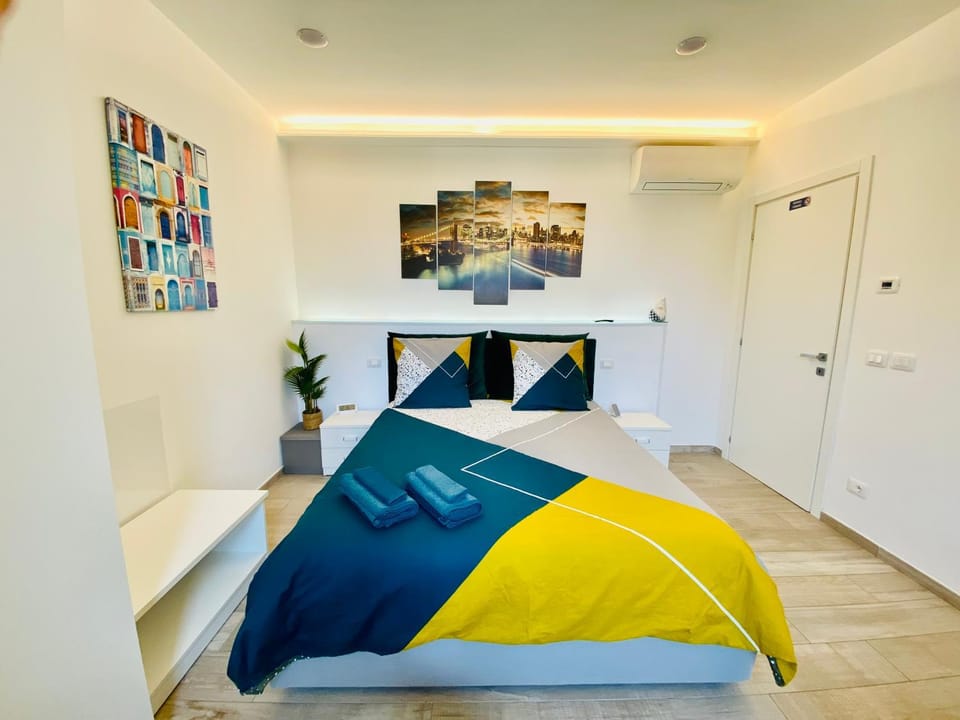Bed, Photo of the whole room
