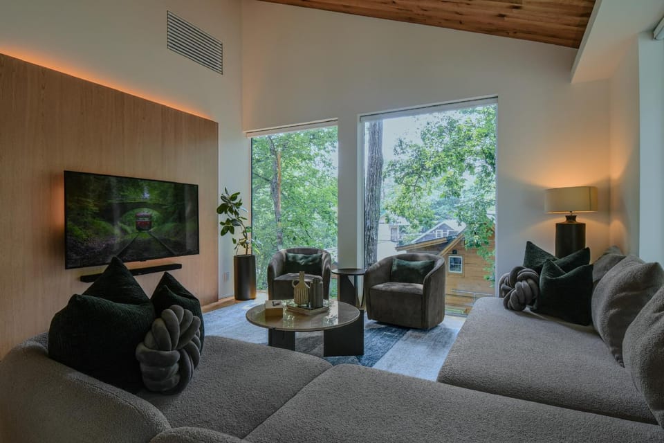 Chalet Hikaru - A Light-Filled Luxury Retreat 4BR Chalet in Hakuba