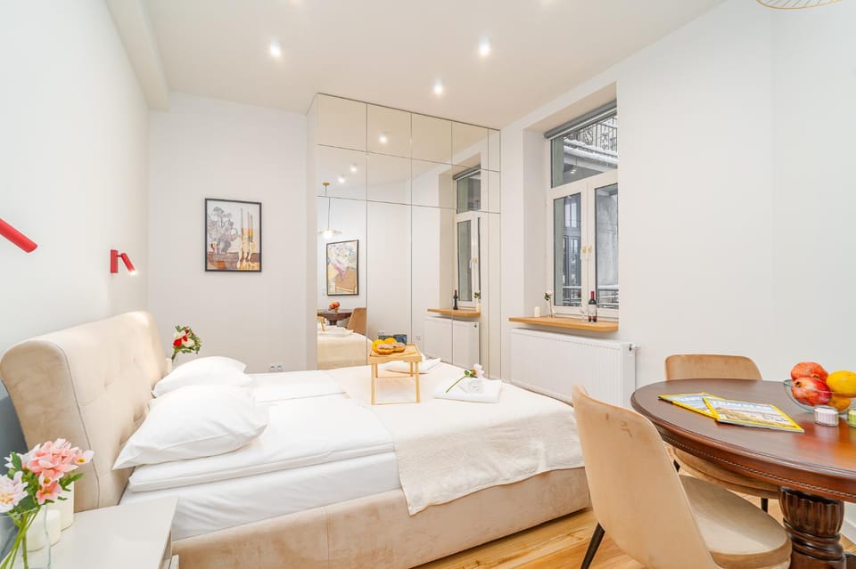 Bed, Kitchen or kitchenette, Living room, Photo of the whole room, Seating area, Dining area, Bedroom, Food