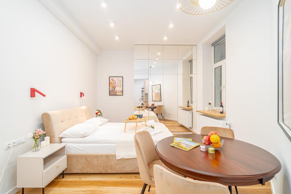 Bed, Living room, Photo of the whole room, Seating area, Dining area, Bedroom