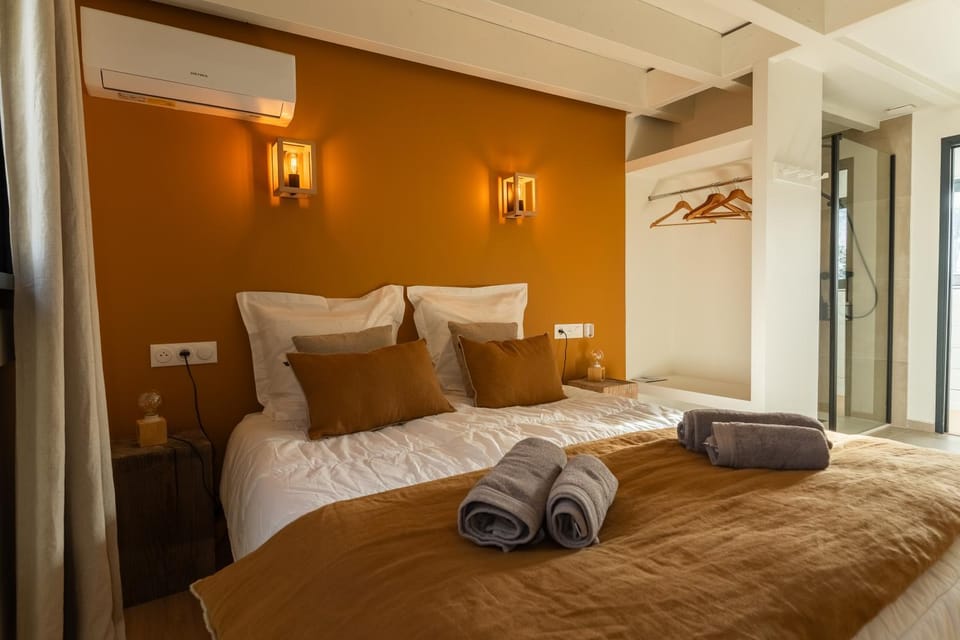 Bed, Bedroom, towels, air conditioner