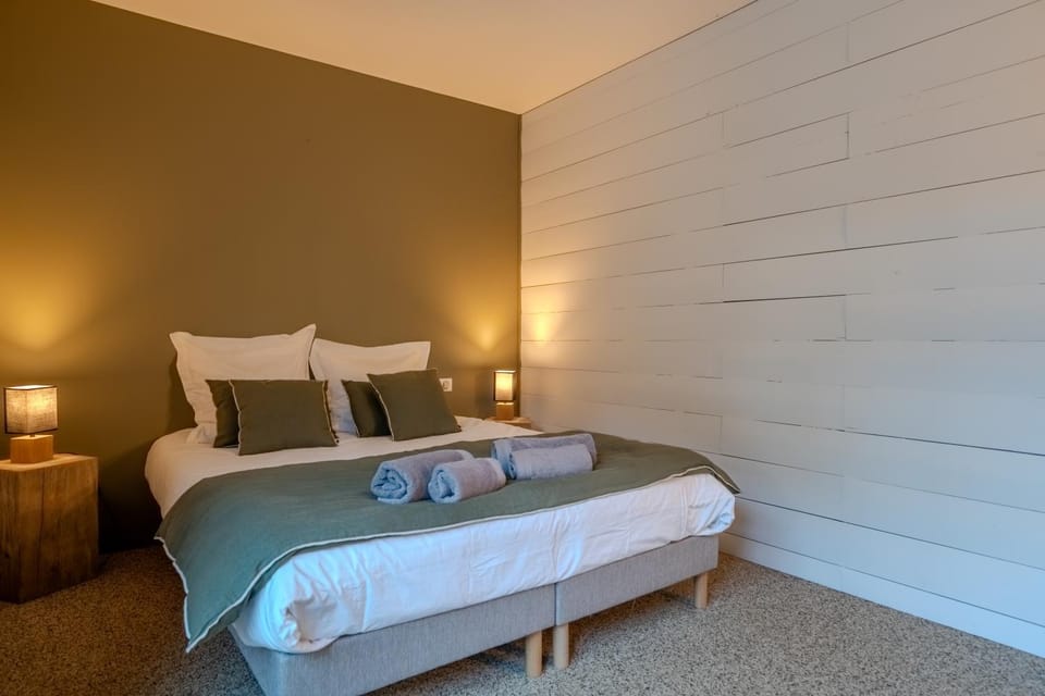 Bed, Bedroom, storage, towels