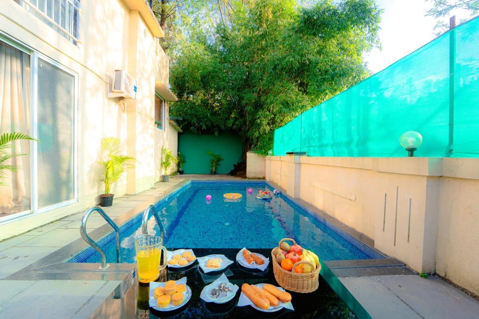 Food and drinks, Dining area, Pool view, Swimming pool, Breakfast, Continental breakfast, Drinks