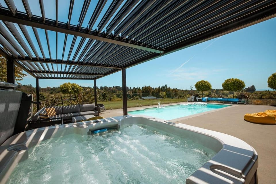 Hill-Top Oasis with Pool and Spa on 2ha just 5mins to Wharf House in Tasman District, Tasman, New Zealand