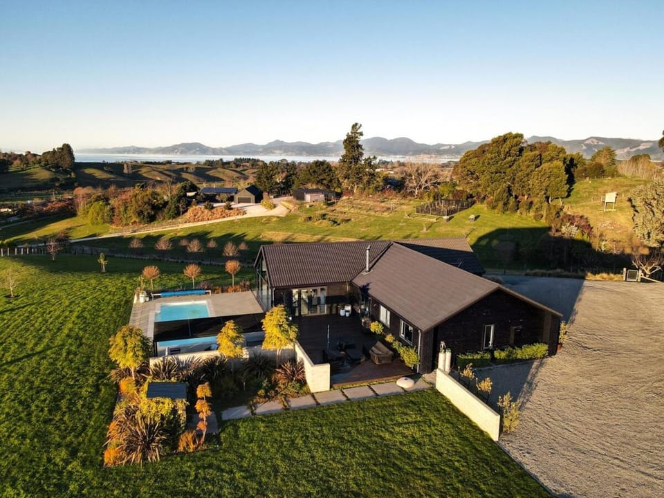 Hill-Top Oasis with Pool and Spa on 2ha just 5mins to Wharf House in Tasman District, Tasman, New Zealand