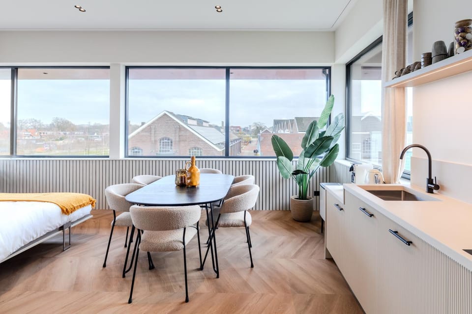 Kitchen or kitchenette, Dining area