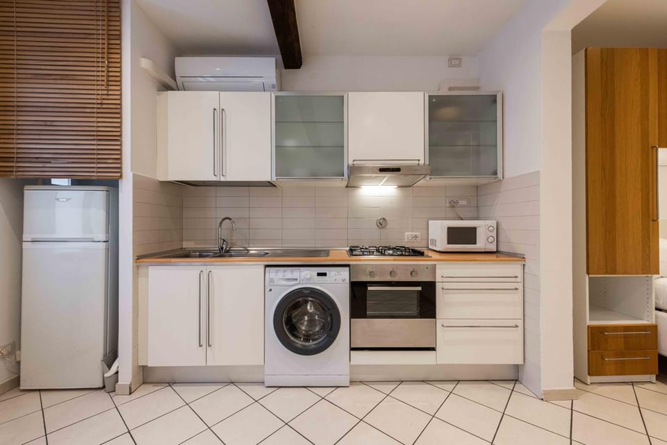Kitchen or kitchenette, oven, washing machine