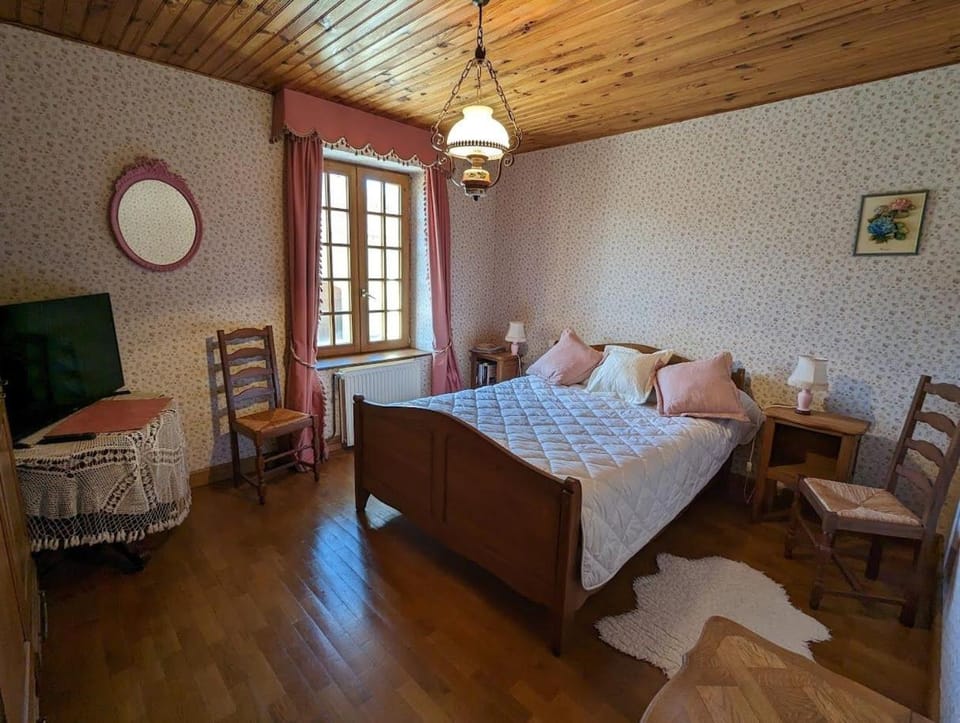 Bed, TV and multimedia, Photo of the whole room, Bedroom