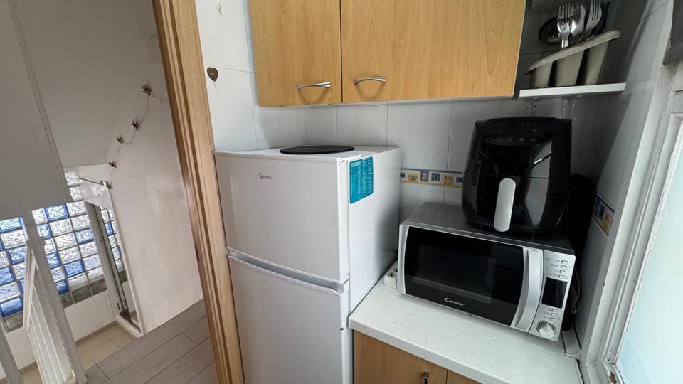 Kitchen or kitchenette, microwave, kitchen