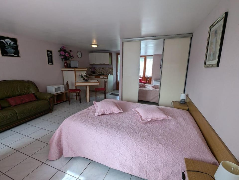 Bed, Living room, Photo of the whole room, Bedroom