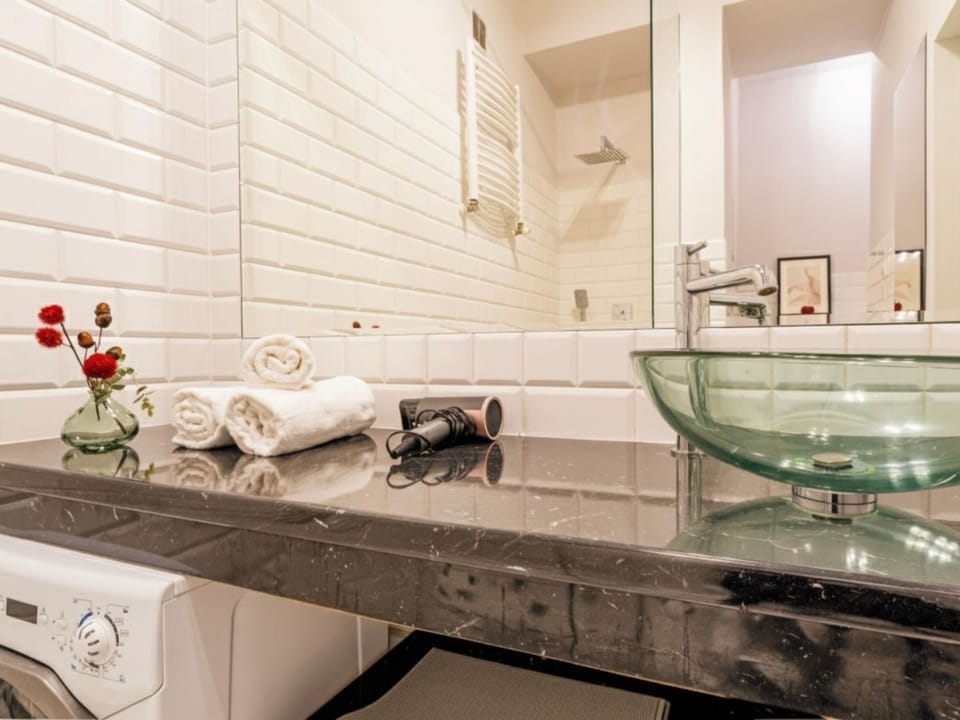 Bathroom, towels, washing machine