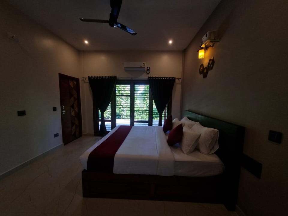 Bed, Photo of the whole room, Bedroom