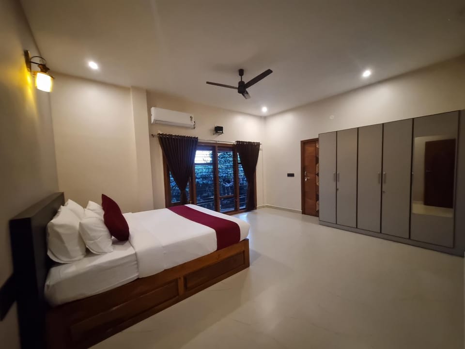 Photo of the whole room, Bedroom, wardrobe, air conditioner