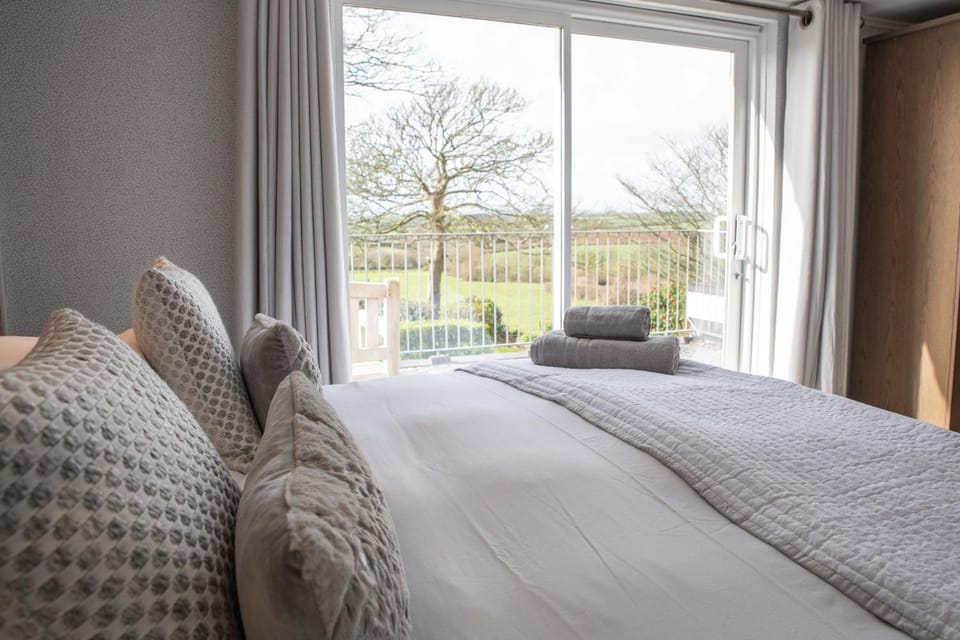 Bed, Bedroom, Garden view