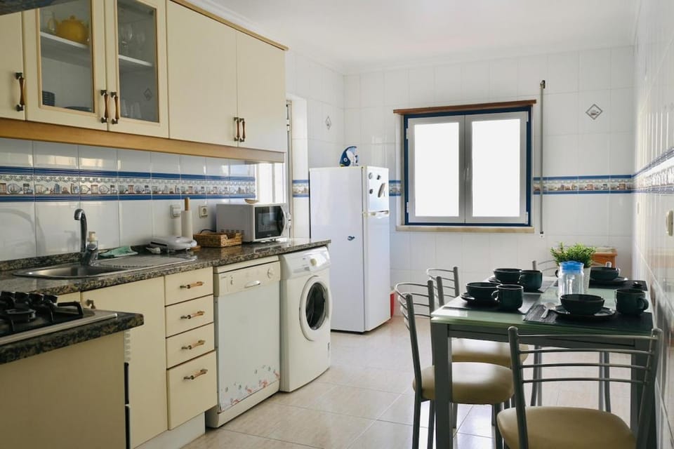 Coffee/tea facilities, Kitchen or kitchenette, Dining area, dishwasher, oven, stove, toaster, washing machine