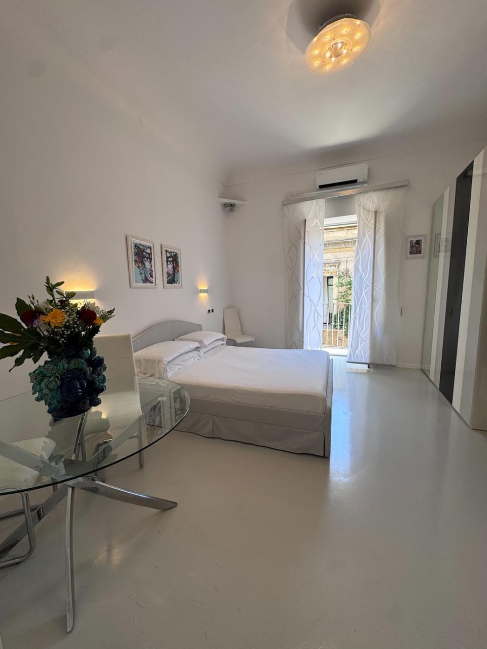 Photo of the whole room, Bedroom