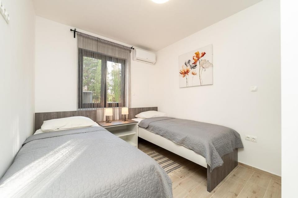 Pasko 5 centrally apartment with pool Apartment in Novalja
