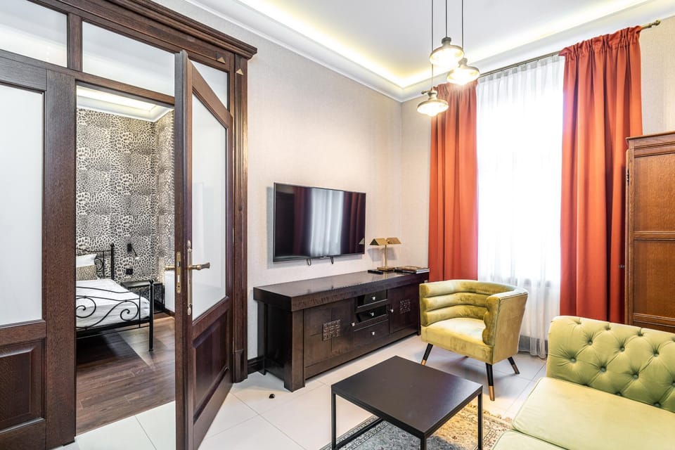 Bed, TV and multimedia, Living room