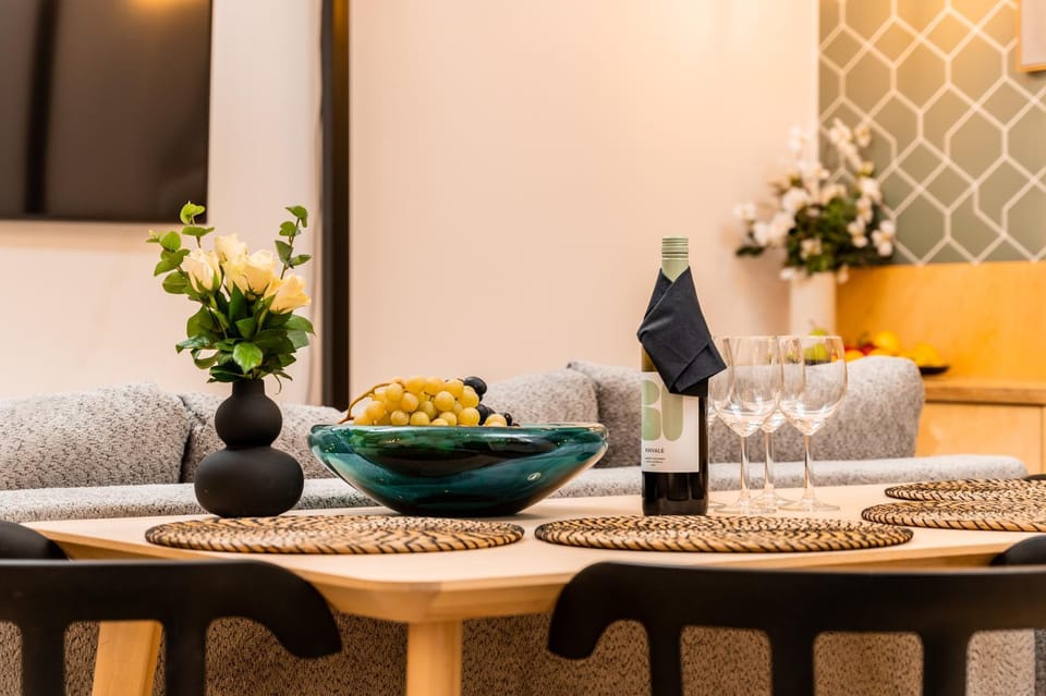 Coffee/tea facilities, Living room, Decorative detail, Seating area, Dining area