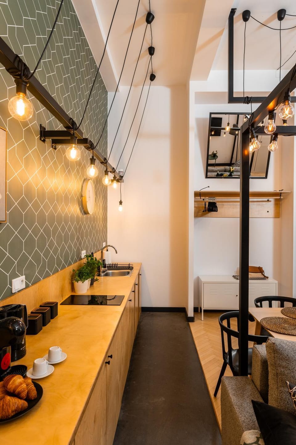 Coffee/tea facilities, Kitchen or kitchenette, Dining area, dishwasher, oven, stove, toaster, washing machine