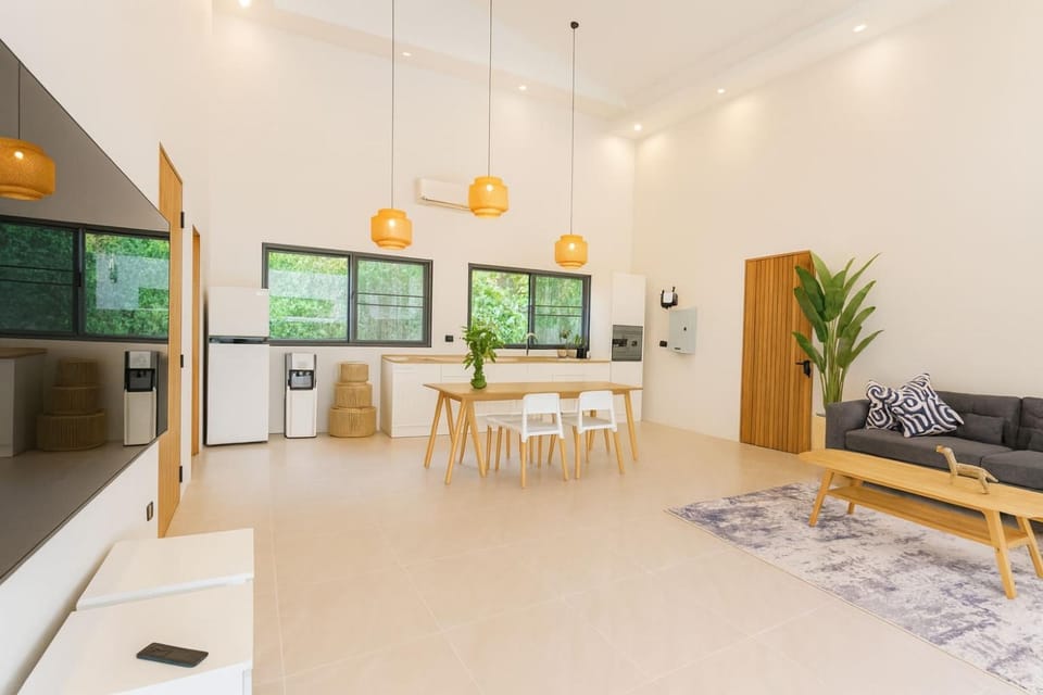 TV and multimedia, Kitchen or kitchenette, Living room, Seating area, Dining area