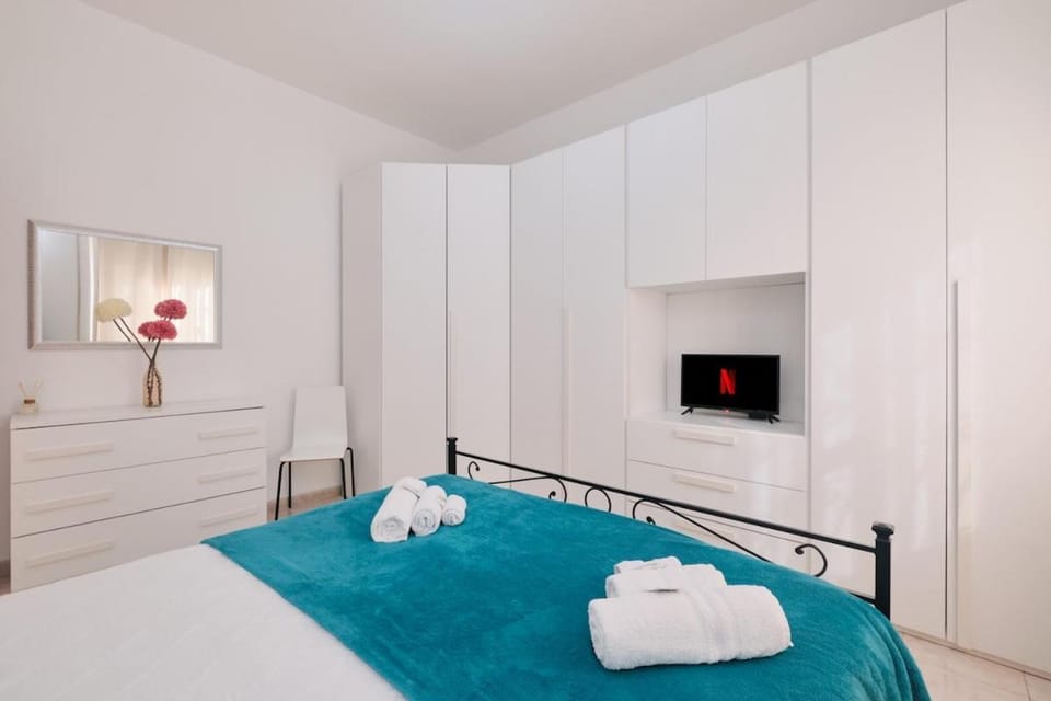 Modern Comfort & Private Patio 5 Min to Metro C Apartment in Rome