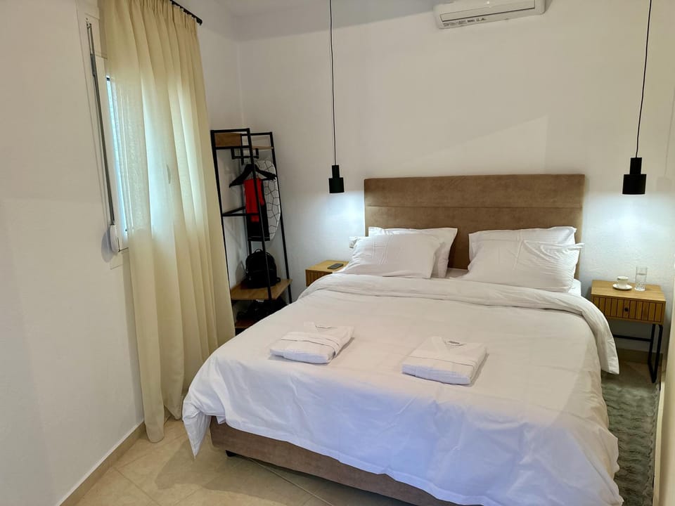Bed, Photo of the whole room, Bedroom, towels, air conditioner