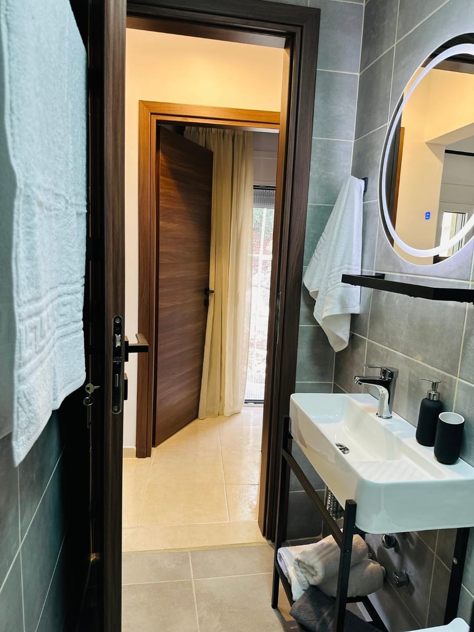 Toilet, Bathroom, towels