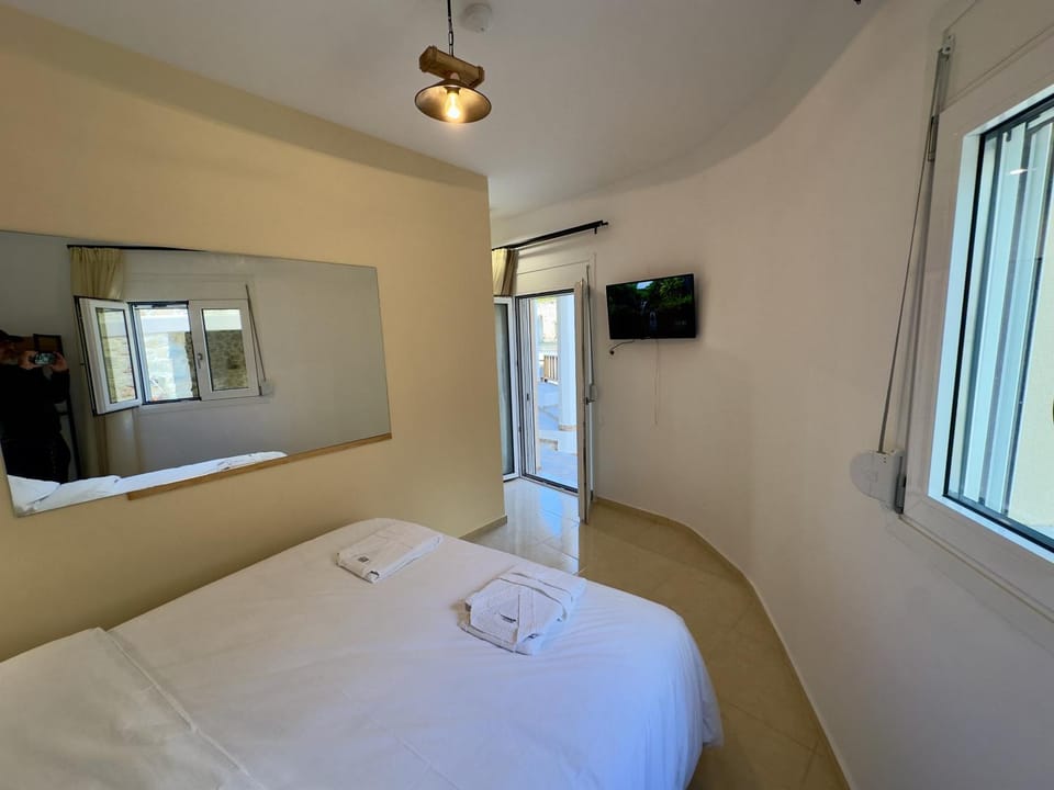 Bed, TV and multimedia, Photo of the whole room, Bedroom