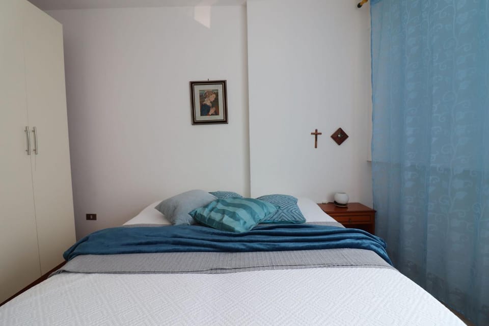 Bed, Decorative detail, Bedroom
