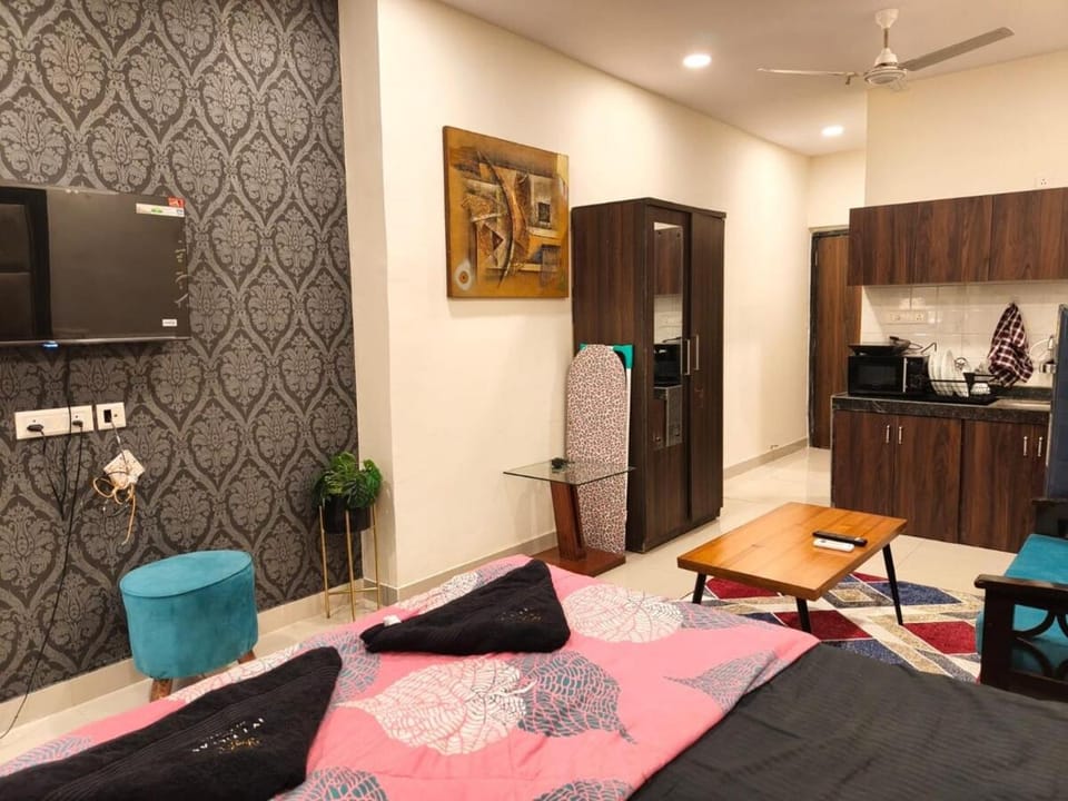 Bed, TV and multimedia, Seating area