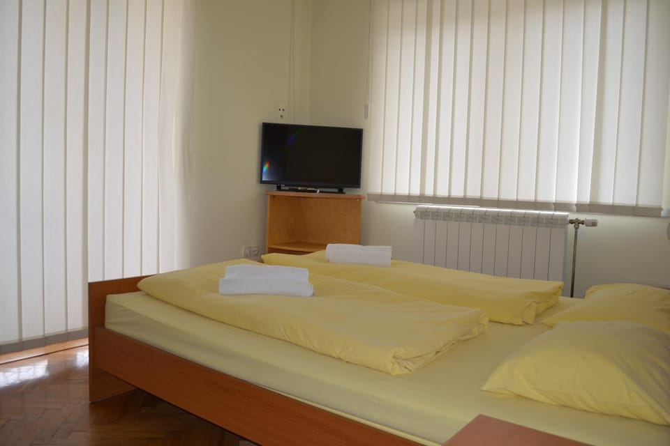 Bed, TV and multimedia, Balcony/Terrace, Bedroom