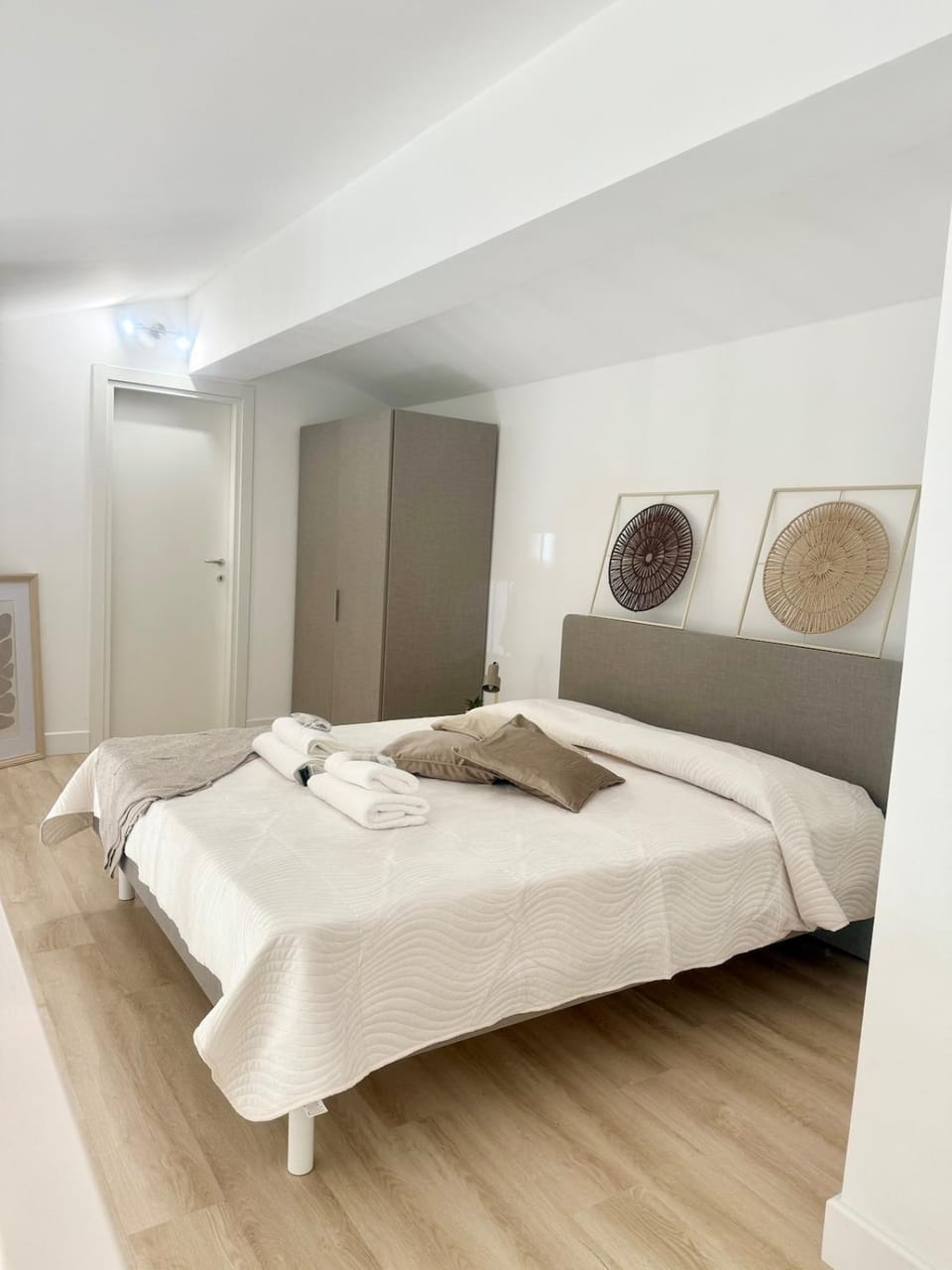 Bed, Photo of the whole room, towels, wardrobe