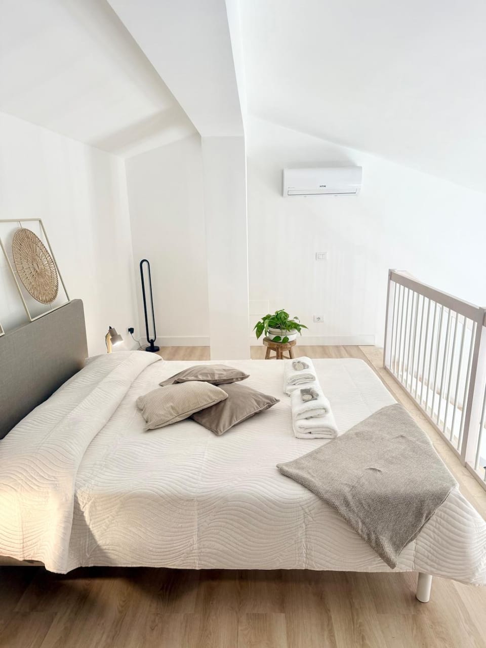 Bed, Bedroom, internet, air conditioner