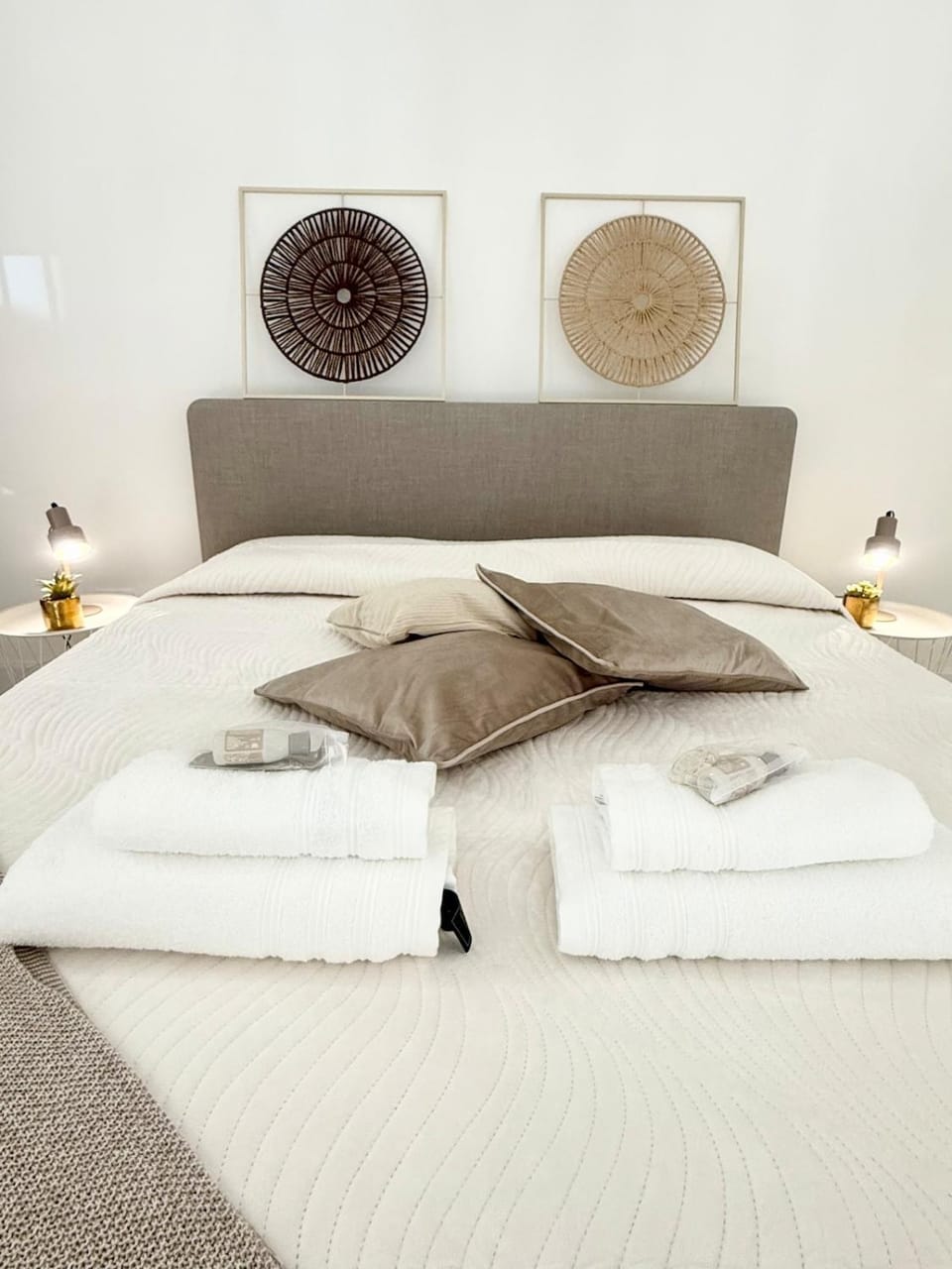 Bed, Photo of the whole room, Bedroom, towels