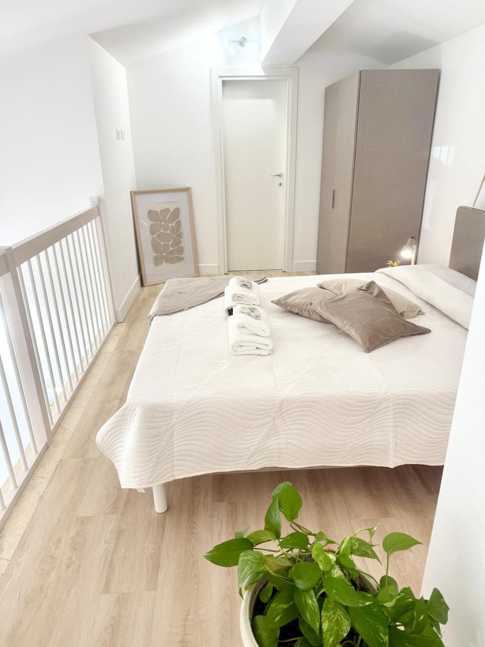 Bed, Photo of the whole room, Decorative detail, Bedroom, wardrobe